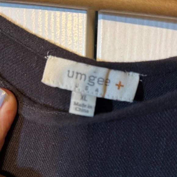 Beautiful top. Adorable sleeves. Boutique purchase. Size XL - Picture 4 of 4